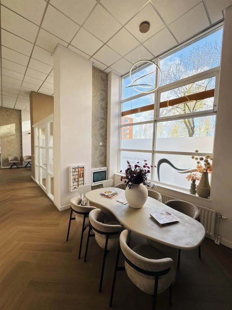 Gemeenschappelijke tafel in een lichte praktijkruimte