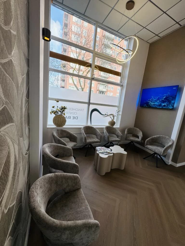 Moderne wachtkamer met comfortabele stoelen